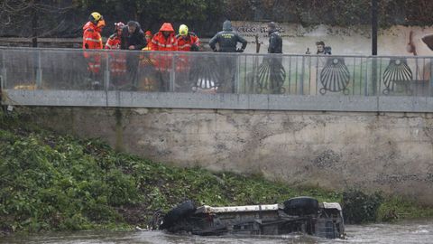 El coche qued� tumbado del lado derecho