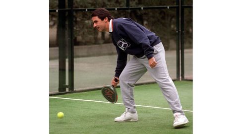 El presidente del Gobierno, Jos Mara Aznar, durante el partido de padel que disput esta maana en las instalaciones deportivas del palacio de la Moncloa