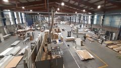 Nave que la empresa Puertas Betanzos tiene en Oza-Cesuras.