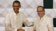 Obama saluda al presidente de Filipinas, Benigno Aquino, durante la cena de gala de la APEC, en donde se encontrar� con el presidente chino, Xi Jinping