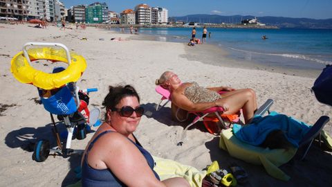 La playa de Silgar, en Sanxenxo, ha recibido a los primeros baistas