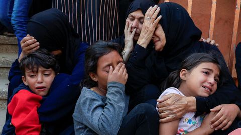 Mujeres y niños lloran abrazados durante los funerales de las víctimas de los bombardeos israelíes en Jan Yunis, en el sur de la Franja de Gaza