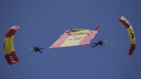 Tanto paracaidistas como pilotos mostraron sus destrezas en el cielo de Gij�n.