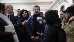 Celso Delgado, Elena Candia y Jaime de Olano (frente a los micr�fonos) este domingo en la estaci�n de Monforte