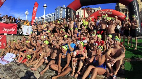 Participantes en la traves�a de Navidad de Gij�n