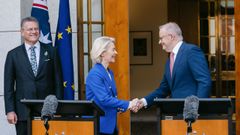 La presidenta de la Comisi�n Europea, Ursula von der Leyen, y el primer ministro de Australia, Anthony Albanese, durante la conferencia de prensa en la que presentaron las principales l�neas del acuerdo comercial.
