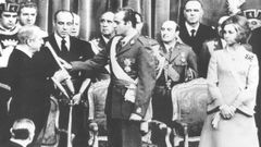 La coronación, 22-11-1975. El rey Juan Carlos coronado tras la muerte de Franco, al que «respetaba enormemente».