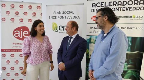 Valeria Giráldez y Antonio Casal, a la izquierda y el centro de la foto, en la presentación de la Aceleradora Ría de Pontevedra
