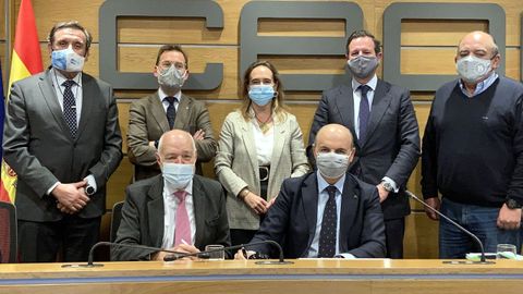 Sentados, Juan Manuel Liria (presidente de Cepesca) y V�ctor Casal (director de Banca Sectorial en Abanca) renovando el convenio de cooperaci�n en presencia de otros directivos de ambas entidades