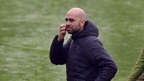 El entrenador del Celta, Claudio Gir�ldez, durante un entrenamiento.