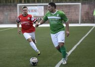 El Coristanco gan� al Laxe, que qued� con siete jugadores. 