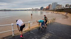 Varias personas en la playa de San Lorenzo de Gij�n, en un d�a nublado