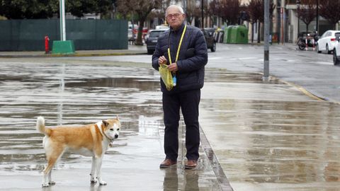 Un hombre paseando con su mascota, actividad permitida por razones de higiene
