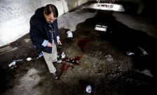 Fernando muestra el lugar del accidente en el s�tano de un edificio de Karpin en Santa Marta. 