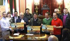 Organizadores y colaboradores mostraron el cartel de la actividad l�dico-deportiva. 
