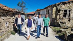 La alcaldesa, Sara In�s Vega, y el delegado de la Xunta, Gabriel Al�n, con varios concejales de la corporaci�n en la visita a Vilamaior.