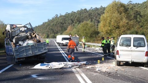 Accidente en el corredor Santiago-Noia, a la altura de Brión, con un muerto y dos heridos al chocar dos camiones y un coche