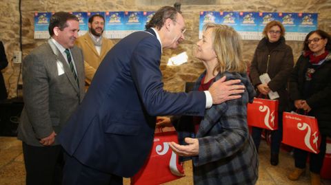 Entrega de agasallos aos representantes dos colexios. 