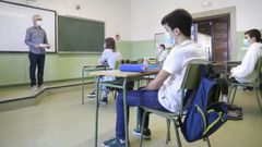 Alumnos con mascarilla en el IES Rosal�a de Castro de Santiago el pasado mes de mayo