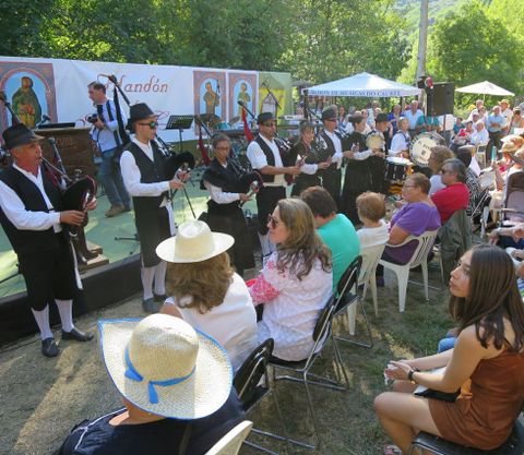 Las actuaciones de gaiteiros concitaron una gran atenci�n.