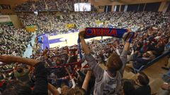 Vista del Multiusos Fontes do Sar abarrotado de aficionados del Obradoiro levantando sus bufandas durante un partido de liga.