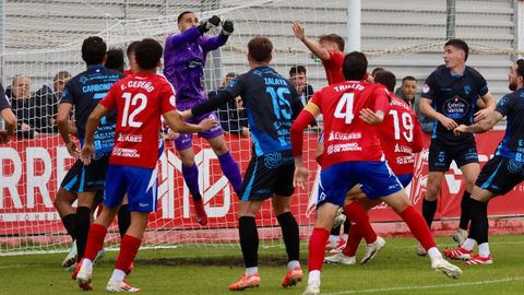 Marqueta despeja de puos con varios jugadores del Tarazona en el rea.