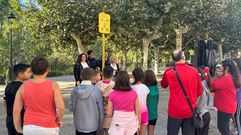Alumnos del CEIP Condesa de Fenosa presenciaron la colocaci�n de las nuevas se�ales.