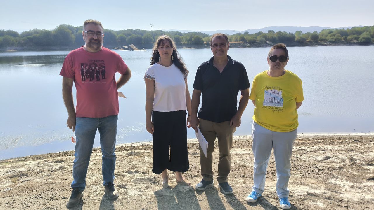 Piden la retirada de un barco hundido con gásoleo en la laguna de Antela