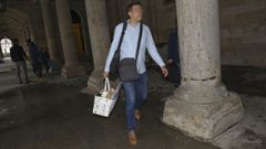 Un agente de la Polic�a Nacional abandona el Concello de Santiago con documentaci�n tras un registro en Urbanismo por el caso del municipal investigado por mordidas