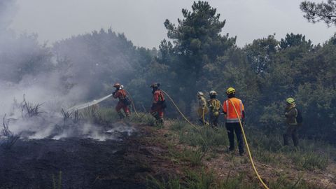 Lucha contra el fuego en Maceda