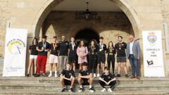 Los integrantes del Maniotas posan junto al alcalde de Noia y la concejala de Deportes.