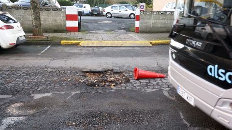 Gran bache en la calle P�rez Parall�, en Canido, con un cono de se�alizaci�n que aparece tirado con asiduidad