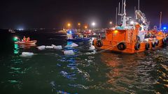 Los bidones fueron trasladados al tierra tras el naufragio.