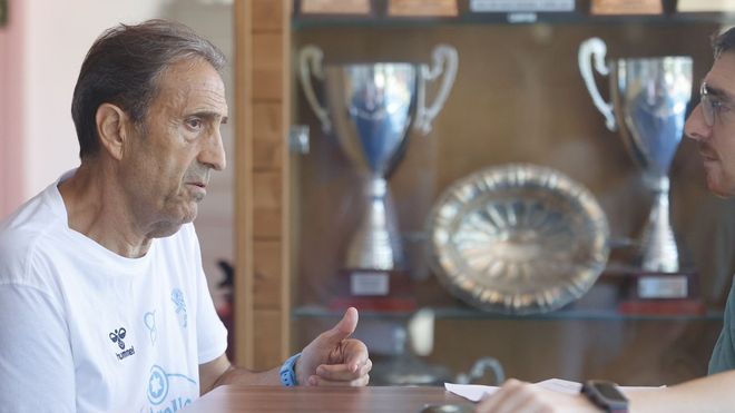 El entrenador del R&iacute;o Breog&aacute;n, Luis Casimiro, en la entrevista con La Voz de Galicia con los trofeos de Copa Galicia de fondo