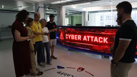 Nas instalaci�ns do CiberLabFP p�dense simular batallas entre ciberatacantes e defensores dos sistemas inform�ticos.