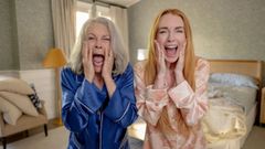 Fotograma del filme Ponte en mi lugar de nuevo, con Jamie Lee Curtis y Lindsay Lohan.