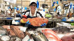 Una de las vendedoras de Pescados Cachadas, en la plaza de abastos de Pontevedra, con un cabracho que se ofert� a 35 euros el kilo