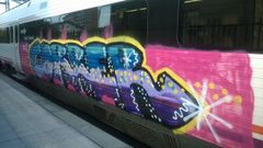 Imagen de la pintada realizada en un tren de cercanas en Monforte de Lemos 
