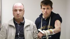 �Brazo catrast�fico�. Una pr�tesis el brazo de Javier, que posa junto a Lino, tambi�n v�ctima de un accidente.
