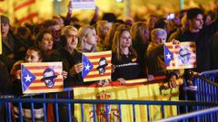 Manifestantes con im�genes del rostro de Pedro S�nchez tachado, este lunes en Madrid.