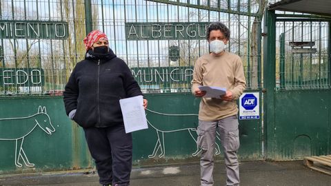 Puri Gallego y Mar�a N��ez con la carta de despido