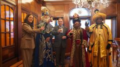 El alcalde, Alfredo Canteli, y la concejala Covadonga D�az, con los Reyes Magos.