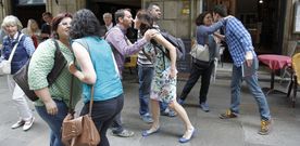 Los miembros de las comisiones negociadoras del BNG y de Compostela Aberta se saludan antes de iniciar la reuni�n de ayer. 