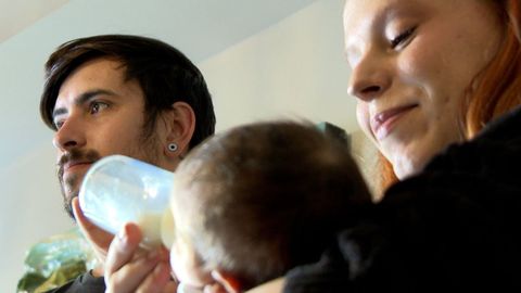 La joven pareja, con el bebé