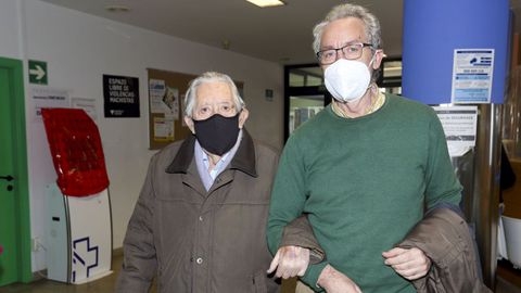 Alejandro Puga, con su hijo Carlos Puga. Tiene 101 a�os y recibi� ayer la segunda dosis de la Pfizer 