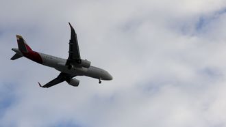 Imagen de archivo de un avi&oacute;n de Iberia aproxim&aacute;ndose a Alvedro en diciembre del 2025