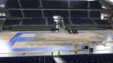 Operarios retiran butacas del Palacio de los Deportes de Oviedo que ayer aneg� el agua por la tromba de agua ca�da sobre la capital asturiana
