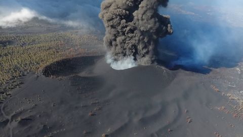 Imagen del manto de cenizas en el entorno del cono principal del volcn de La Palma