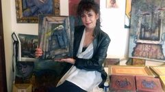 Olga Montero pinta cuadros con cenizas de incineraciones