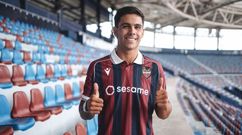 Hugo Sotelo posa con la camiseta del Levante en el Ciutat de Valencia, donde jugar� cedido por el Celta en la temporada 2026/2027.